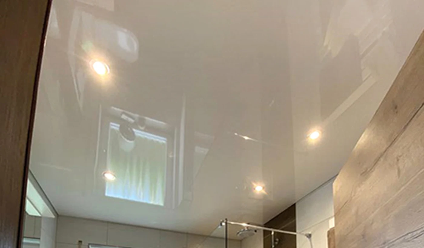 Badezimmer mit Spanndecke