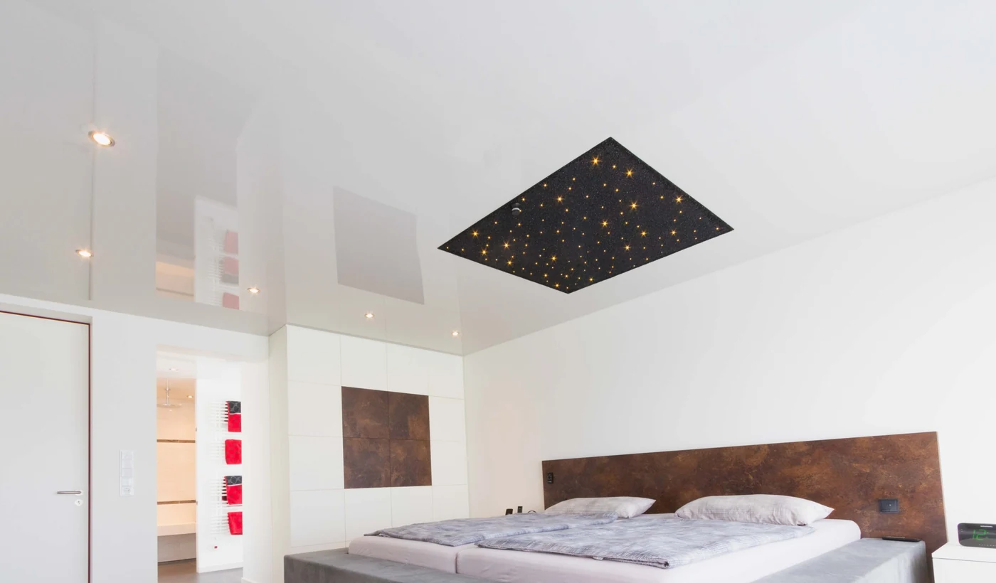 Schlafzimmer mit Spanndecke